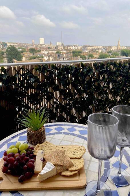 Lovely With Spectacular Views & Free Parking Apartment