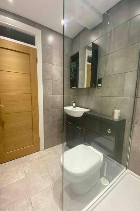 Lovely With Spectacular Views & Free Parking Apartment *