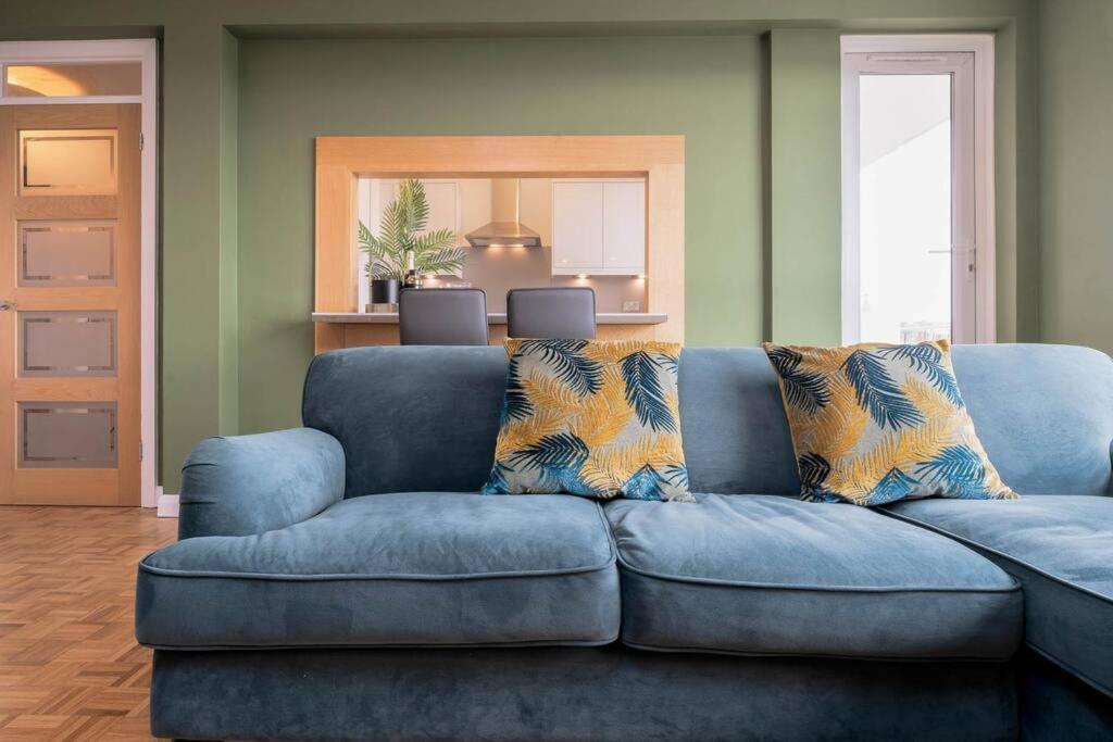 Lovely With Spectacular Views & Free Parking Apartment