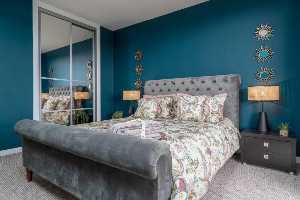 Lovely With Spectacular Views & Free Parking Apartment